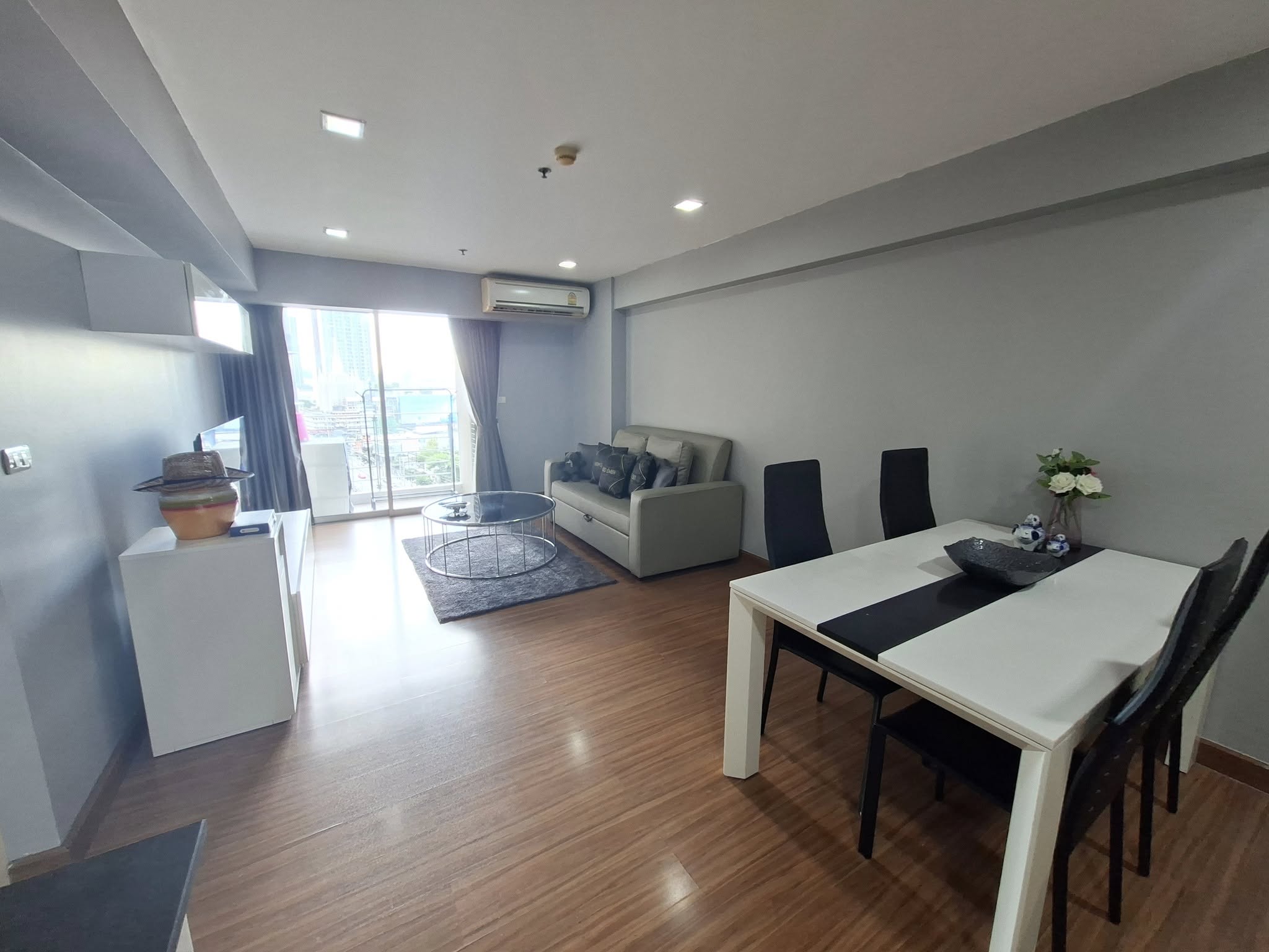 ให้เช่าคอนโด My Resort Bangkok (มาย รีสอร์ท แบงค์คอก) 2ห้องนอน / 1ห้องน้ำ ขนาด 65 ตรม. ชั้น 12 ตึก A ค่าเช่า 30,000 ต่อเดือน รถไฟฟ้า MRT เพชรบุรี / มศว