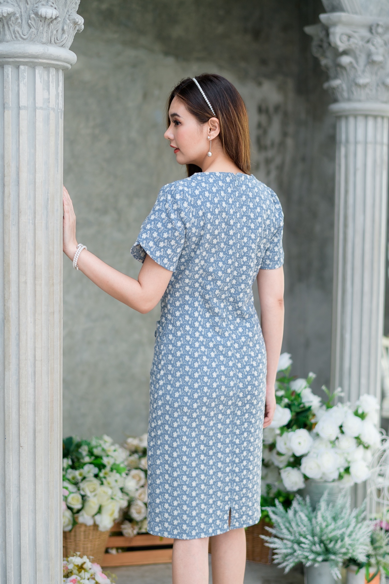 kudapy เดรสสั้นสีชมพูอมส้มปูน/สีเทา/ สีฟ้า มีกระเป๋า 2 ข้าง แต่งดีเทลที่แขน เนื้อผ้าจะค่อนข้างหนา