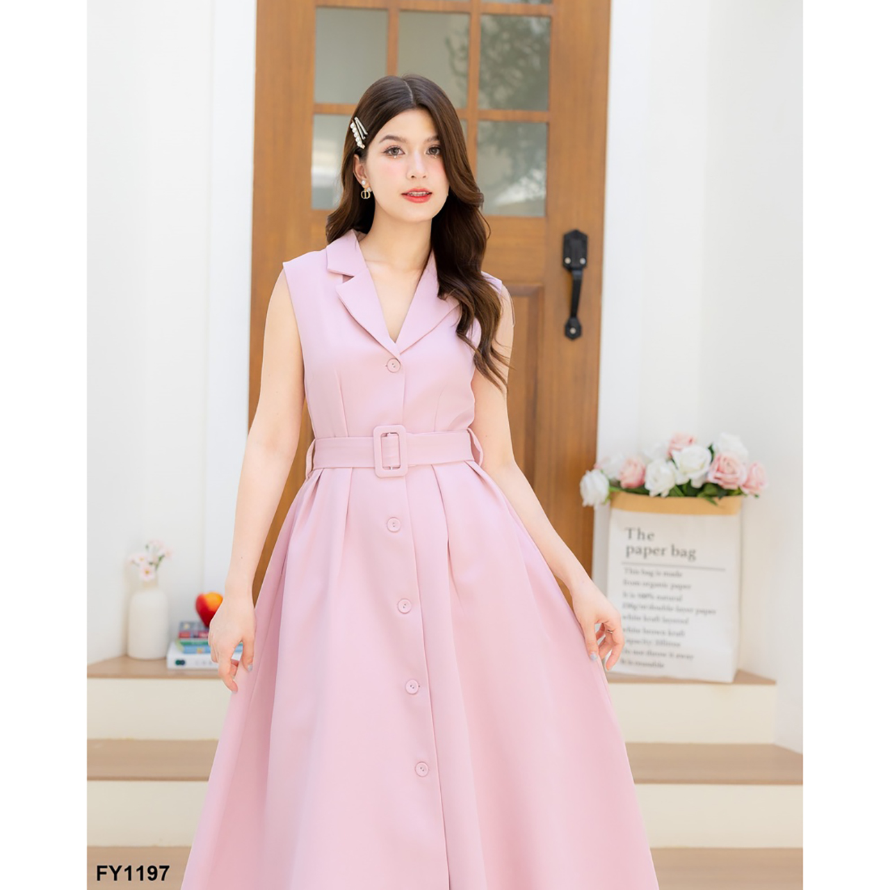 kudapy เดรสสูทยาวแขนกุดผู้ดีอังกฤษยังต้องชิดซ้าย สไตล์เรียบหรู รูปคอวีทรงปก