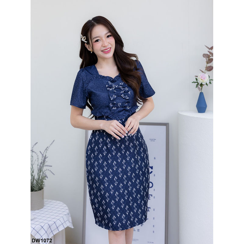 kudapy เดรสสั้นสีชมพู/สีกรม ผ้าพิมพ์ลายไทยตะขอ แต่งโบว์กลางอก ทรงสวย เป็นงานซิปซ่อนด้านหลัง สามารถใส่ไปทำงานได้