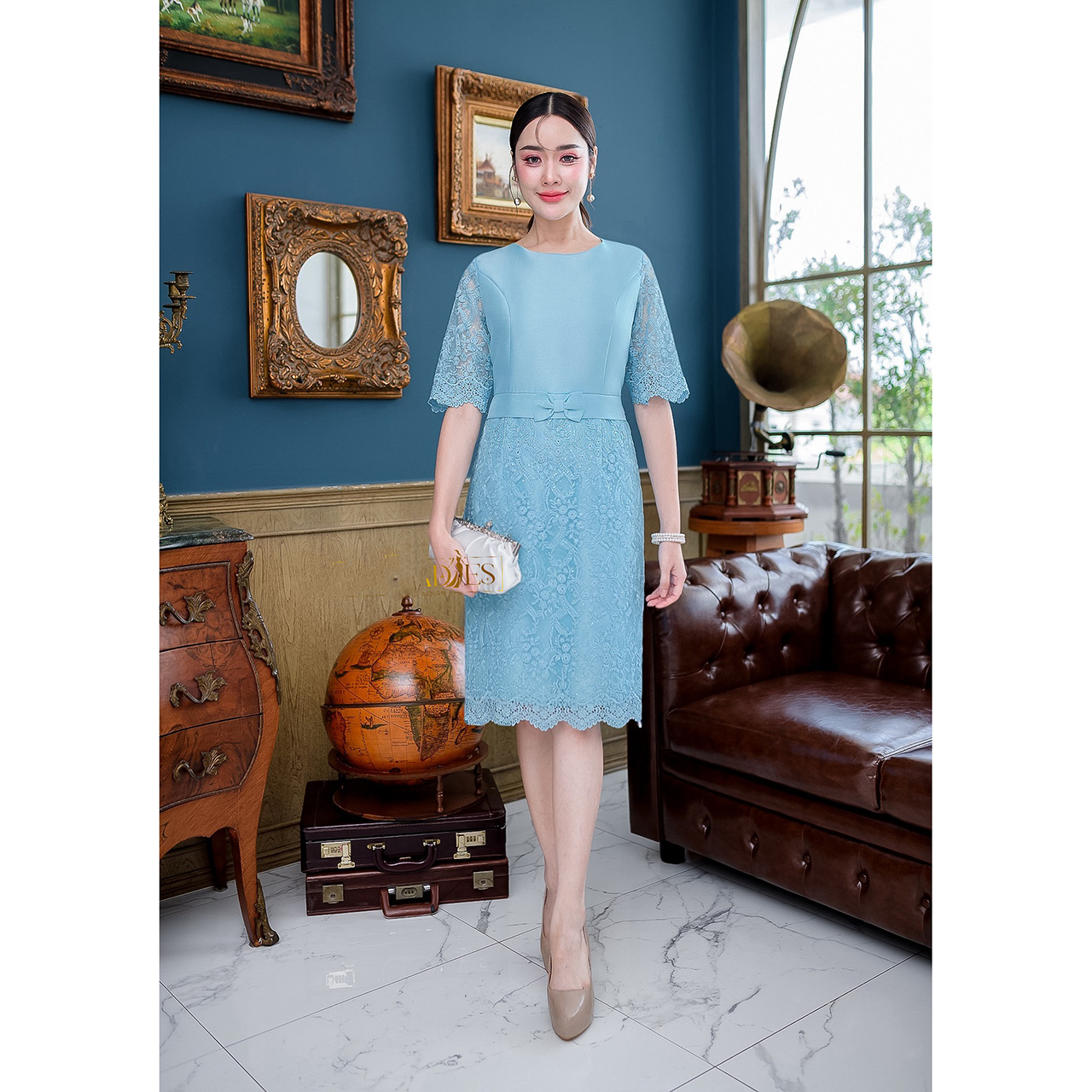 kudapy เดรสสั้นสีชมพูกะปิ/สีฟ้า ผ้าไหมทรงแขนศอก ผ้าลูกไม้ปักแต่งเลือม เป็นทรงเอวต่อช่วงเอวแต่งโบว์น่ารัก ผ้าไหมนิ่มไม่แข็ง