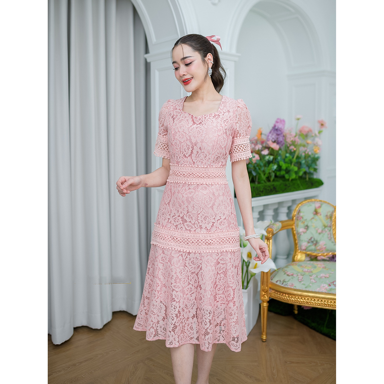 kudapy เดรสสั้นสีม่วงครีม/สีโอรส ลูกไม้ผ้าดีเนื้อนิ่ม ลายสวย ดีเทลแต่งลูกไม้คาดช่วงเอว และสะโพก ปลายแขนแต่งจั้มสวยหวาน