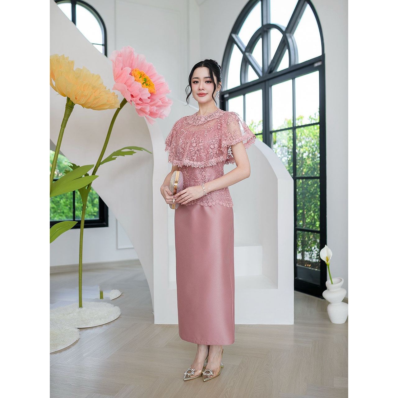 kudapy เดรสยาวลูกไม้ผ้าไหมคลุมไหล่ระบาย แต่งรอบคอด้วยลูกไม้สวยหรู กระโปรงเป็นงานผ้าไหมญี่ปุ่น