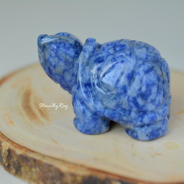 หินโซดาไลท์แกะสลักรูปเต่า (Sodalite)