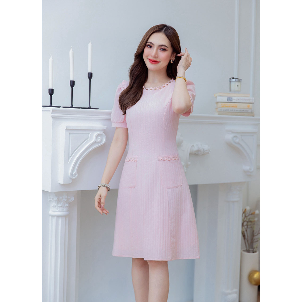 kudapy เดรสสีพื้นสวยหวาน ดีเทลแต่งลูกไม้รอบคอ แต่งกระเป๋าด้านหน้า ช่วงไหล่มีดีเทลเย็บระบาย