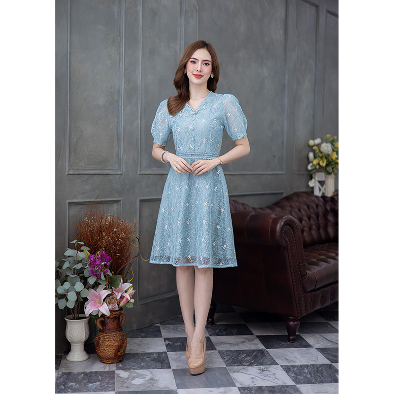 kudapy เดรสสั้นสีเขียวคอวี/สีเขียวคอกลม ผ้าตาข่ายปักทั้งตัว แซมปักด้วยดิ้นทอง แพทเทิร์นสวยคลาสสิค มีดีเทลแต่งลูกไม้ปลายแขนและเอว ช่วงชายกระโปรงเป็นระบายสองชั้น