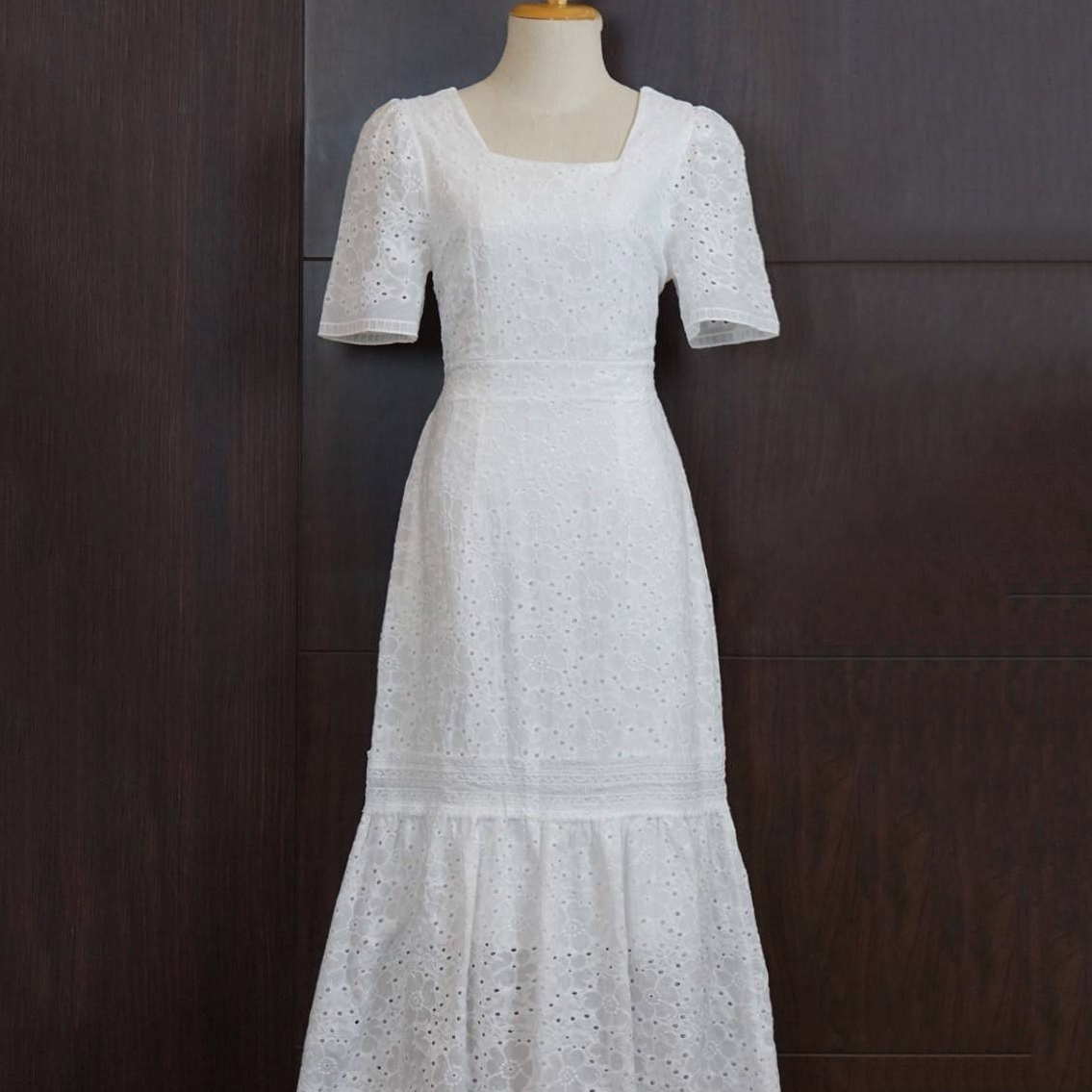 kudapy เดรสยาวงานปักผ้าฉลุสีขาว คอเหลี่ยมซิปซ่อนด้านหลัง