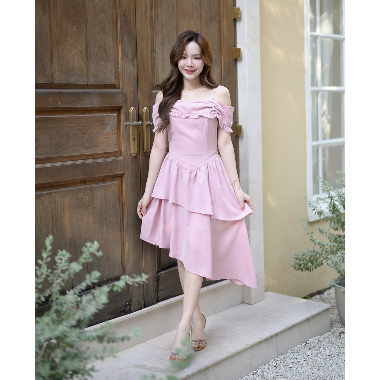 kudapy เดรสสายเดี่ยวเปิดไหล่ที่ออกแบบมาเพื่อเติมความละมุน ช่วงเสื้อมีดีเทลจับเดรปช่วงอก แต่งระบาย