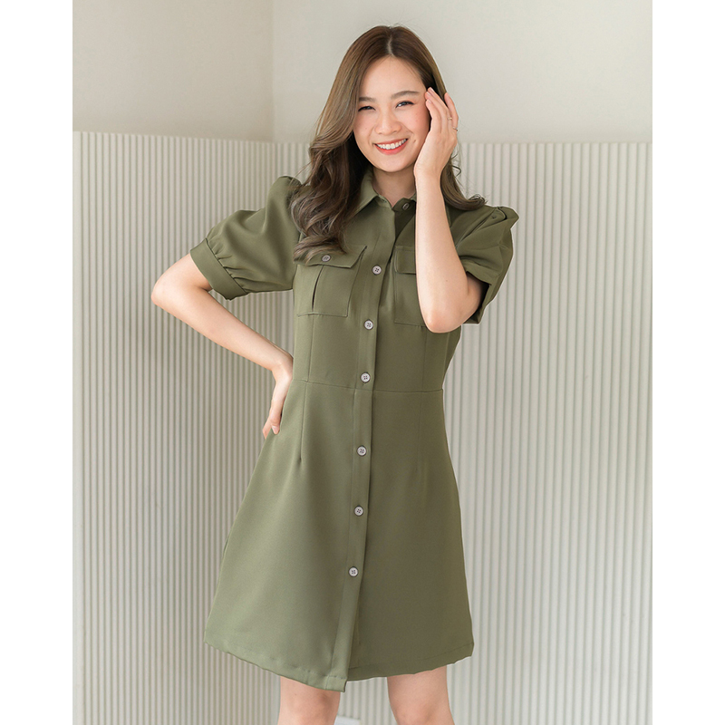 kudapy ชุดเดรสสั้นสีต้ำตาล/สีเขียว/ คอปก กระดุมหน้า แขนตุ๊กตารูดพองเบาๆ เพิ่มกิมมิคติดกระเป๋าที่อกสองข้าง