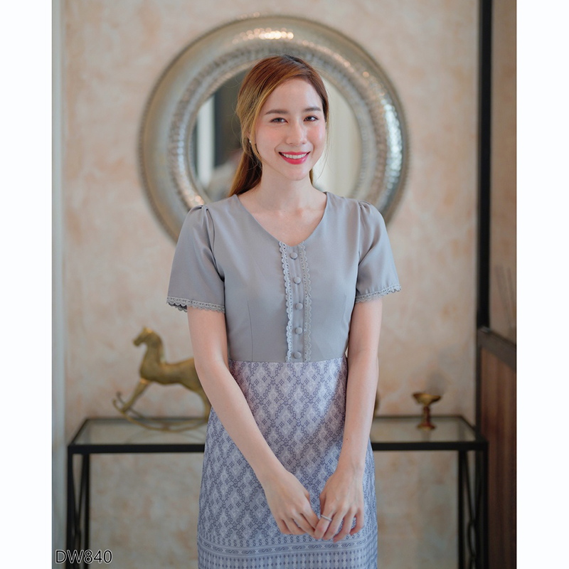 kudapy เดรสสั้นสีชมพู/สีเหลือง/สีเทา แต่งลูกไม้กระโปรงลายไทย