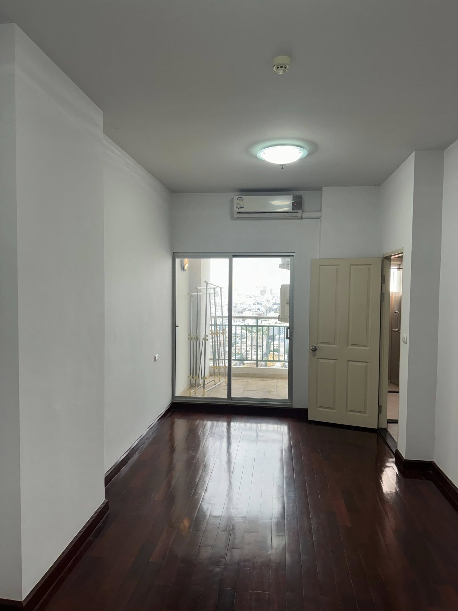 คอนโด ศุภาลัย ปาร์ค อโศก - รัชดา (Supalai Park Asoke - Ratchada) High Rise โซนพื้นที่ MRT พระราม 9 ให้เช่าห้องแบบ 1ห้องนอน 1ห้องน้ำ 1ครัวปิด ขนาดห้อง 50 ตรม. ชั้น 29 ห้องเปล่ามีแอร์2เครื่อง