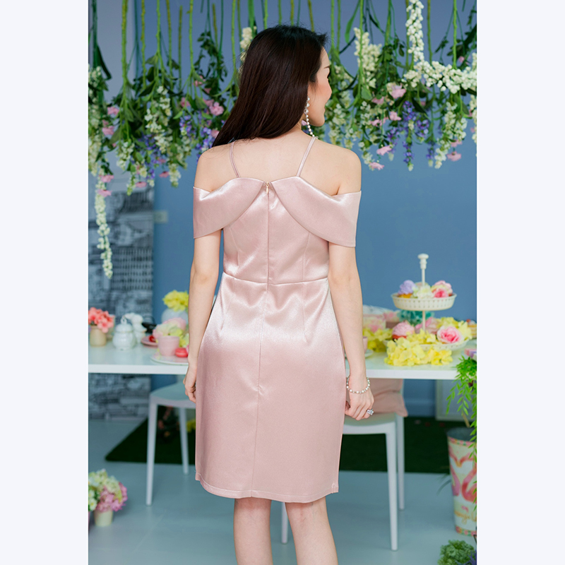 kudapy เดรสสั้นสีชมพูโรสโกลด์ Rose Gold สำหรับใส่ออกงาน เนื้อผ้าสวยตัวเดรสช่วงเสื้อเป็นแบบเว้าไหล่ด้านหน้าเย็บทบผ้าคล้องไปที่แขน