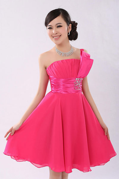 kudapy ชุดราตรีสั้นไหล่เฉียง สีชมพูบานเย็น จับจีบเก๋ๆที่หน้าอก คาดเอวผ้าซาตินแต่งเลื่อมหรู