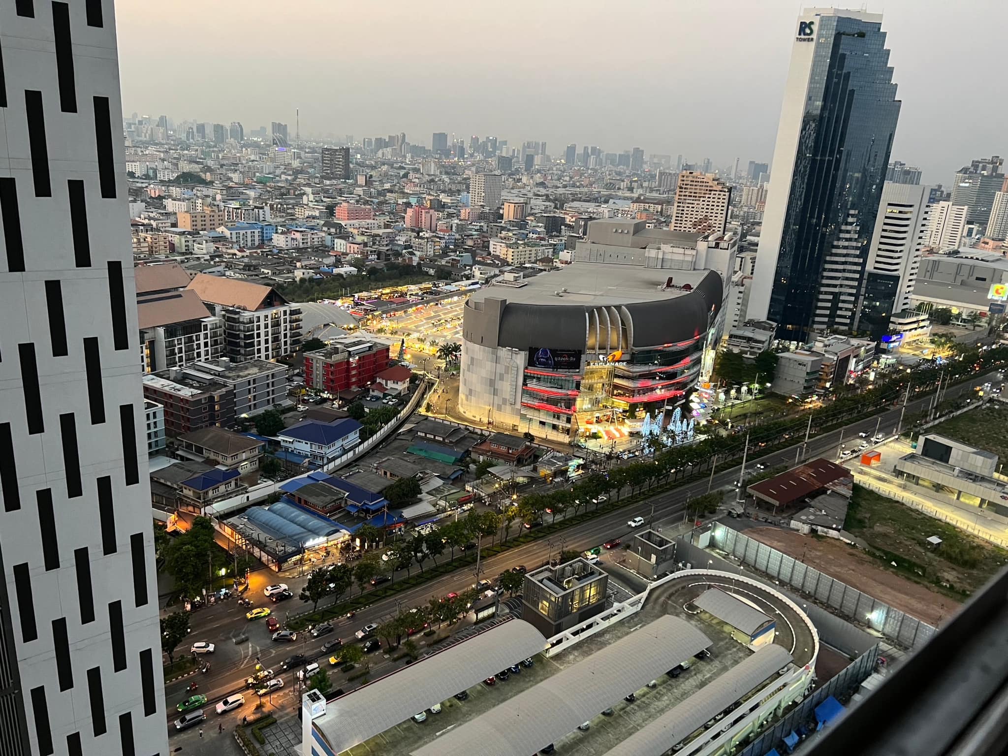 ปล่อยเช่า Noble Revolve Ratchada (โนเบิล รีวอลฟ์ รัชดา) - โซนพื้นที่ MRT ศูนย์วัฒนธรรม Studio 1ห้องน้ำ - ขนาดห้อง 23 ตรม. ชั้น 28 - ให้เช่า 15,000 ต่อเดือน