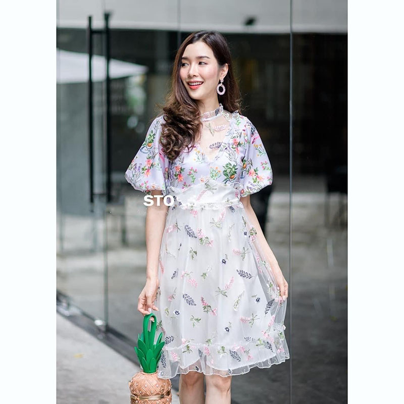 kudapy เดรสสั้นสีม่วง แขนพองทรงตุ๊กตา ช่วงคอเล่นระบาย ช่วงกระโปรงตัดเป็น 2 ชั้นนะคั เล่นผ้าแก้ว งานปักน้าค้า