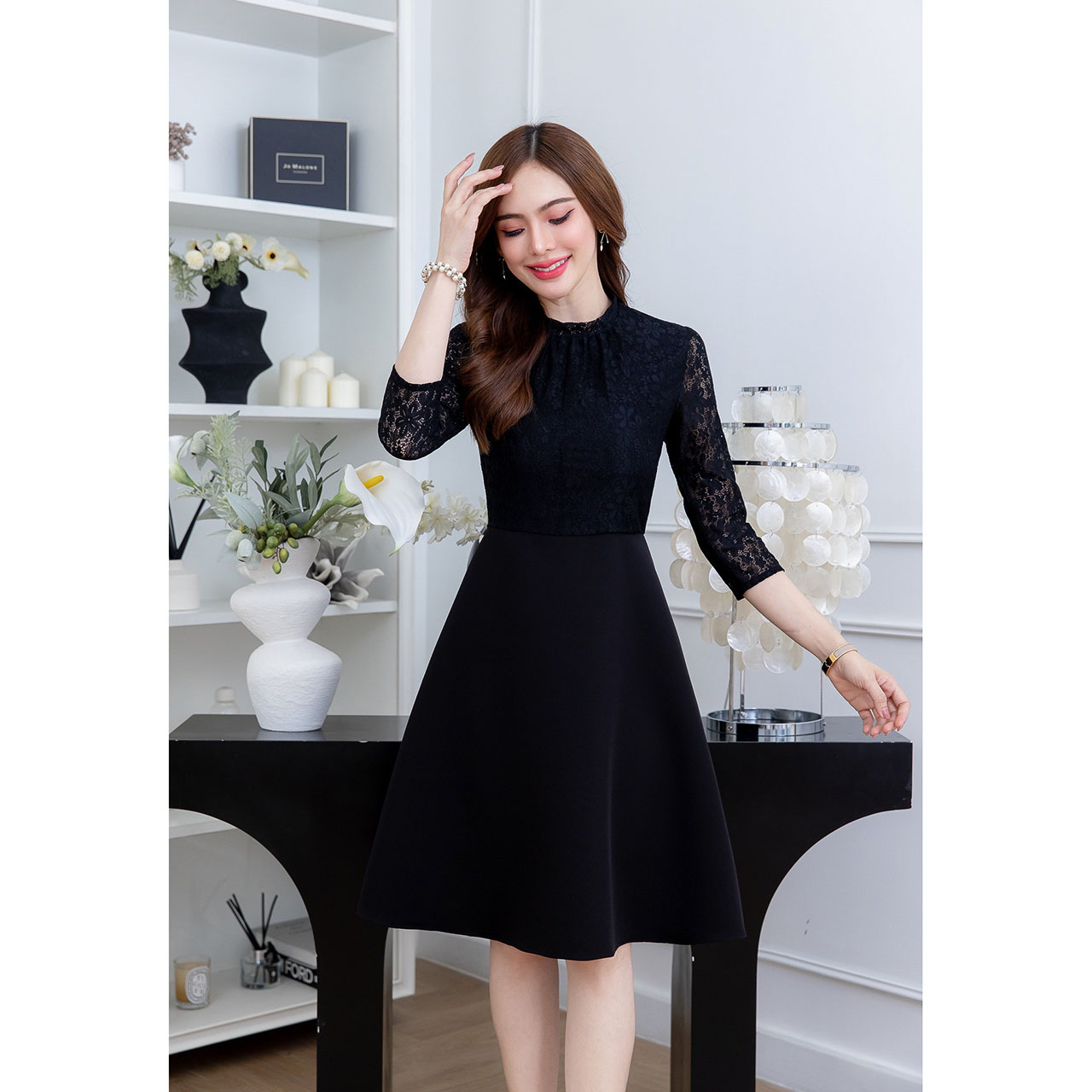 kudapy เดรสสั้นสีขาว/สีดำ ลูกไม้แขนห้าส่วน ตัดต่อกระโปรงผ้าพื้น สวยเรียบหรู ช่วงคอจับจีบ ดูสวยหวานนิดๆ ใช้ลูกไม้และผ้าพื้นคุณภาพ