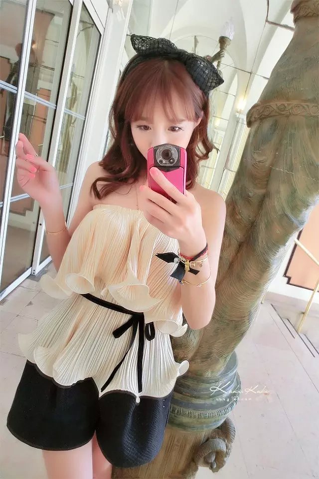 kudapy เสื้อเกาะอก ผ้าชีฟองอัดพลีตเล็กๆ สีครีม ตัวเสื้อเย็บระบาย 2 ชั้น