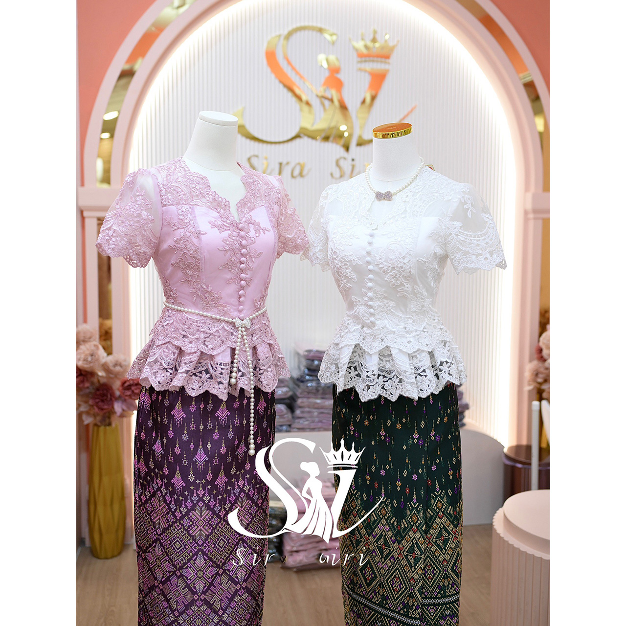 kudapy เสื้อลูกไม้คอหยัก ชายระบายหรูหรา แต่งกระดุมหน้า ชายระบายจับจีบทวิสสุดหรู มีซิปซ่อนหลังแบบถอดได้