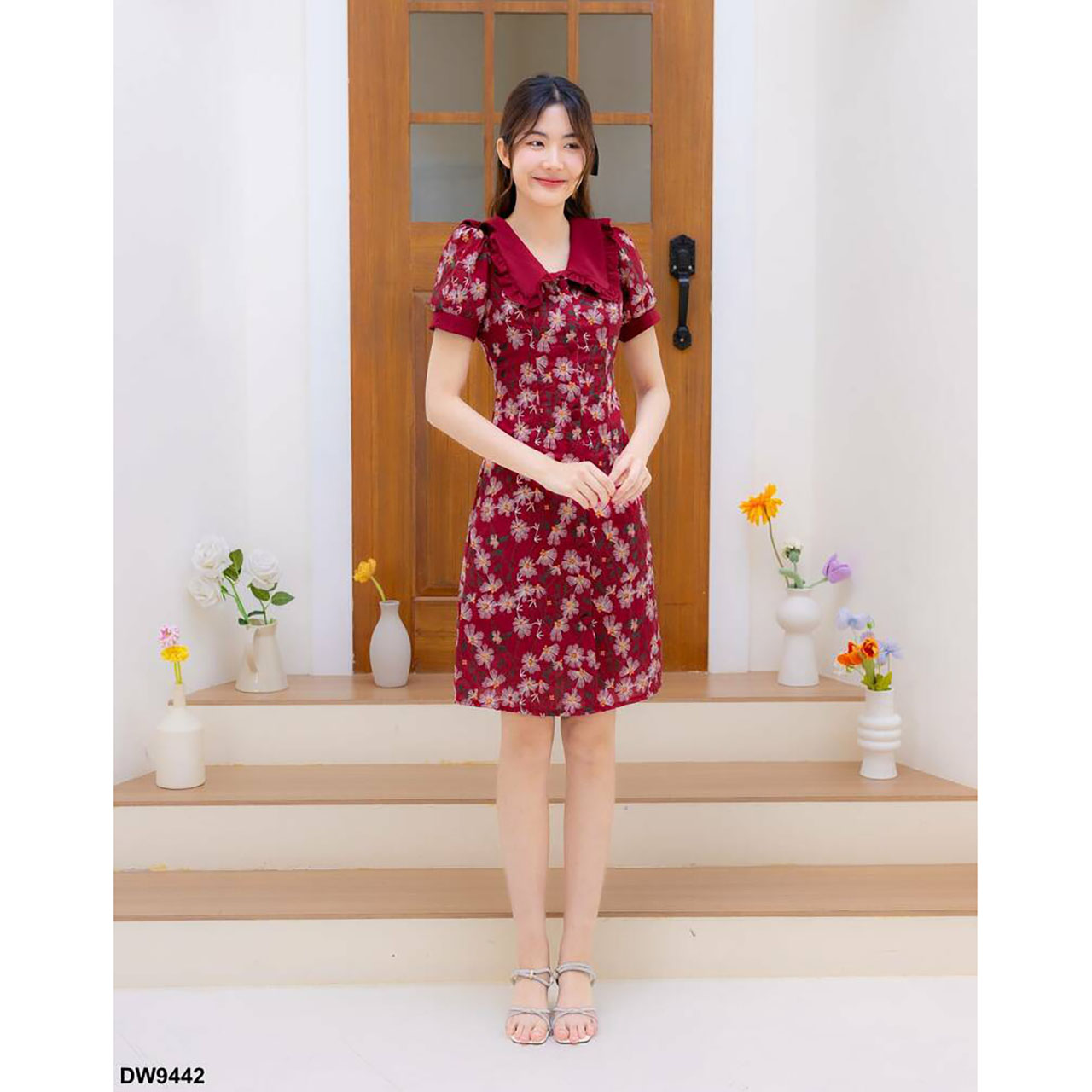 kudapy เดรสสั้นสีแดง/สีชมพู/สีครีม ผ้าเดซี่คอบัวปักดอก