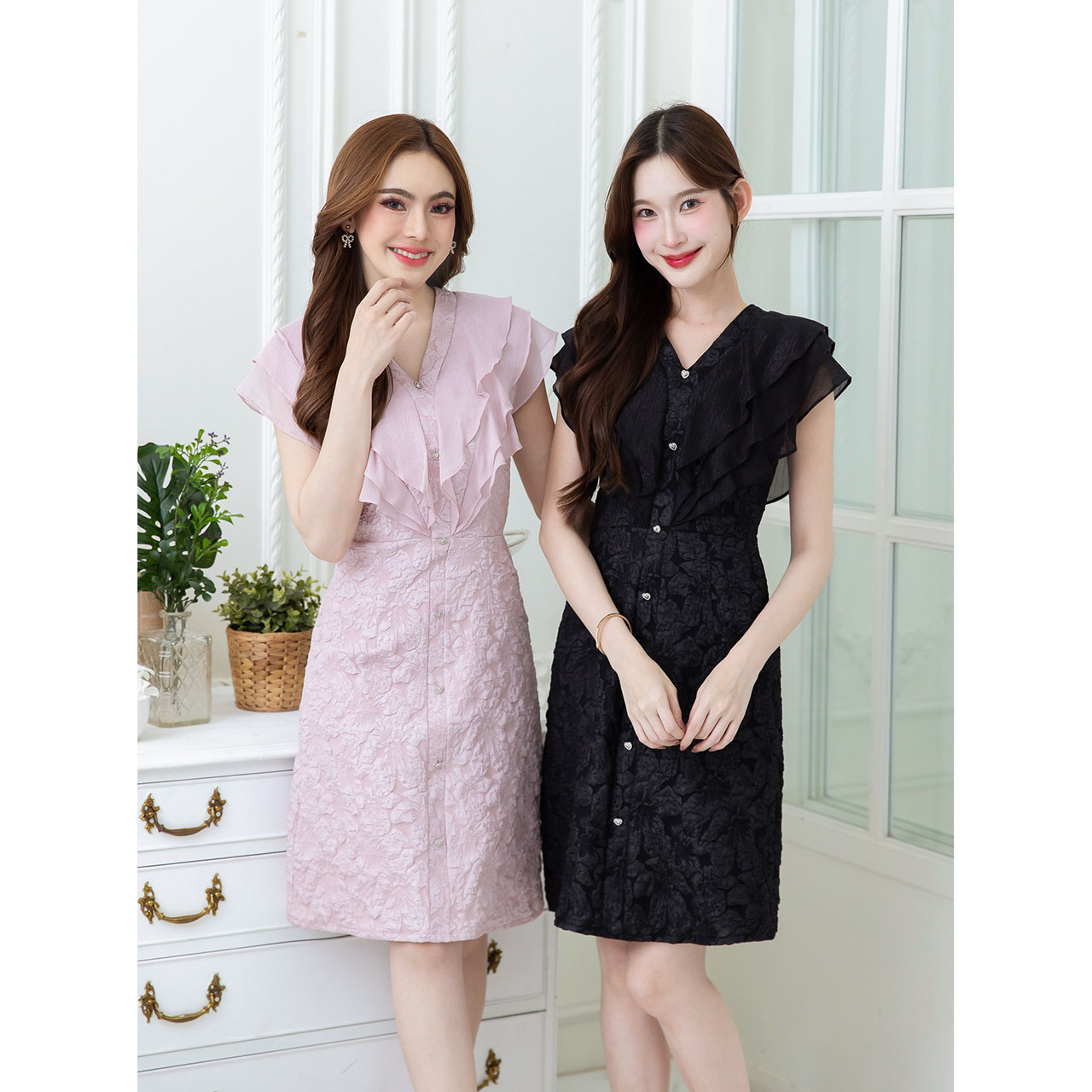 kudapy เดรสผ้าแจ็คกาด แต่งระบายสามชั้น ดีเทลแต่งกระดุมหัวใจน่ารัก เป็นซิปหลัง มีซับใน ใส่เที่ยว ทำงาน ออกงานสวยดูดี