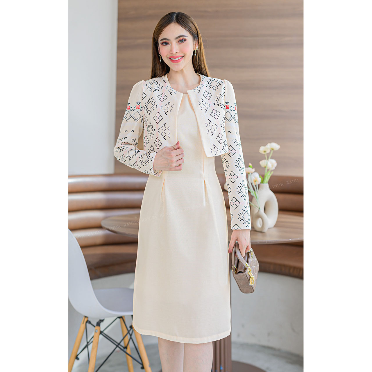 kudapy เดรสสั้นสีชมพู/สีครีม 2 ชิ้นผ้าโพลีแบบทอ เสื้อสูทงานพิมพ์ลายไทย กระโปรงทรงเอ ผ่าหลัง ทรงสวยมาก