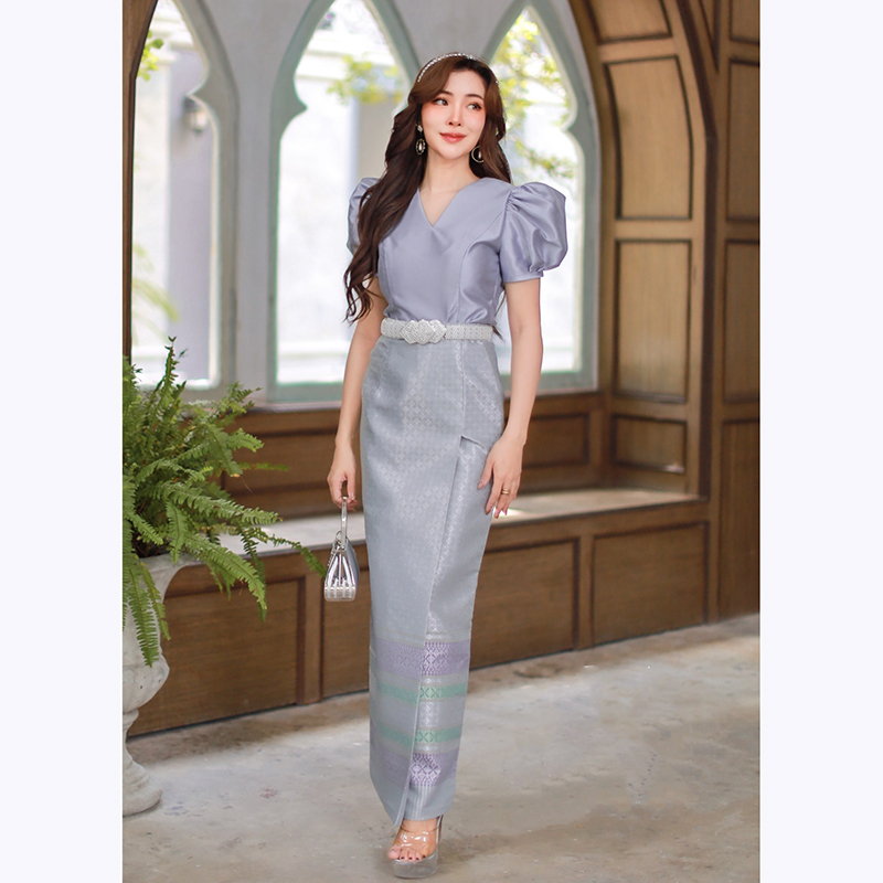 kudapy ชุดไทยผ้าไหมสีเทาสวยหรู จีบไหล่ยกตั้งขึ้น มีซิปซ่อนหลัง ตัดเย็บด้วยผ้าไหมอิตาลีอัดกาว มาพร้อมกับผ้าถุงไหมกวินตราทอเครื่อง ลายไทย