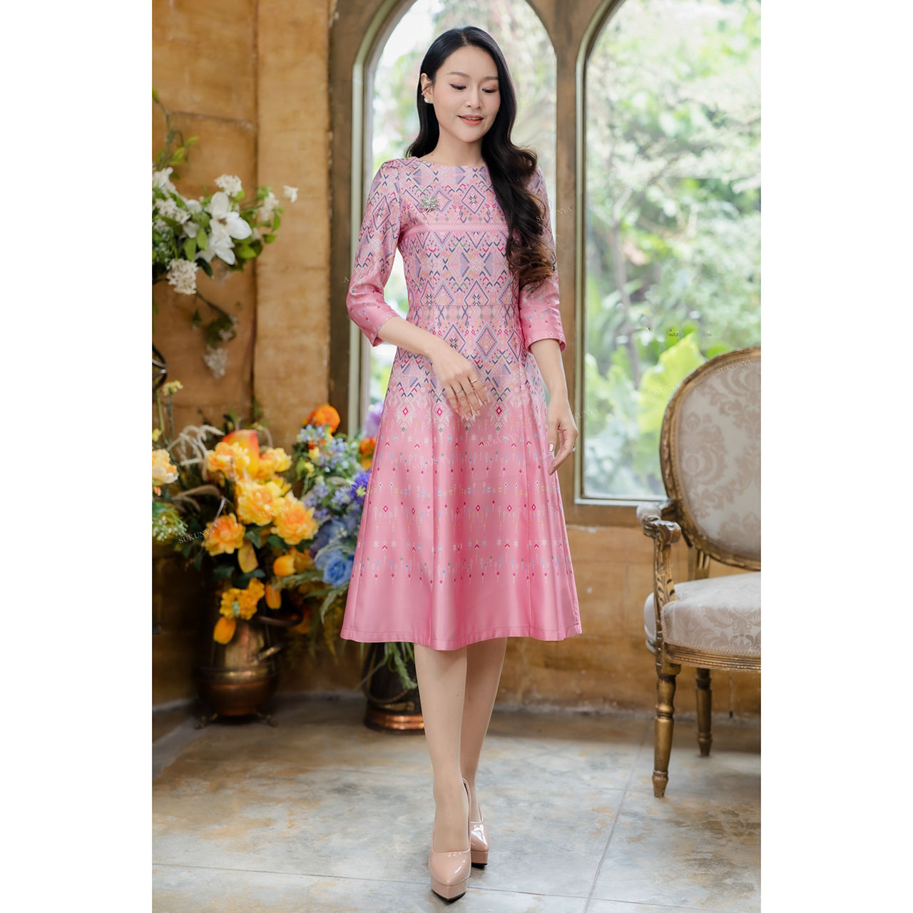 kudapy เดรสสั้นสีฟ้าเข้ม/สีชมพู ผ้าSatin silk อัดกาวพิมพ์ลวดลายแพรวา แขนสามส่วน คอกลม