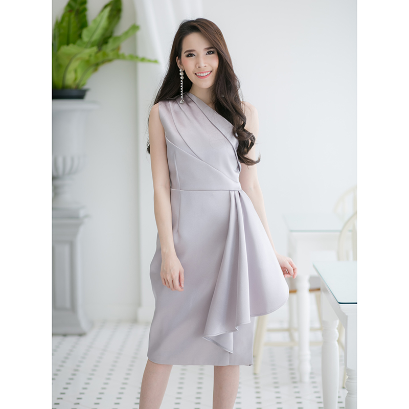 เดรสสั้นสีเทาเงิน จับจีบที่ไหล่ ช่วงกระโปรงแต่งผ้าเป็นเลเยอร์ด้านข้าง