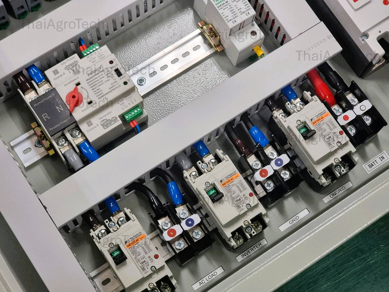 ตู้ไฟ ตู้คอมบายเนอร์ สำหรับระบบโซล่าเซลล์แบบ ออนออฟกริดไฮบริด 4สตริง 3เฟส AC-DC Combiner On/Off-Grid Hybrid 4 String 3Phases