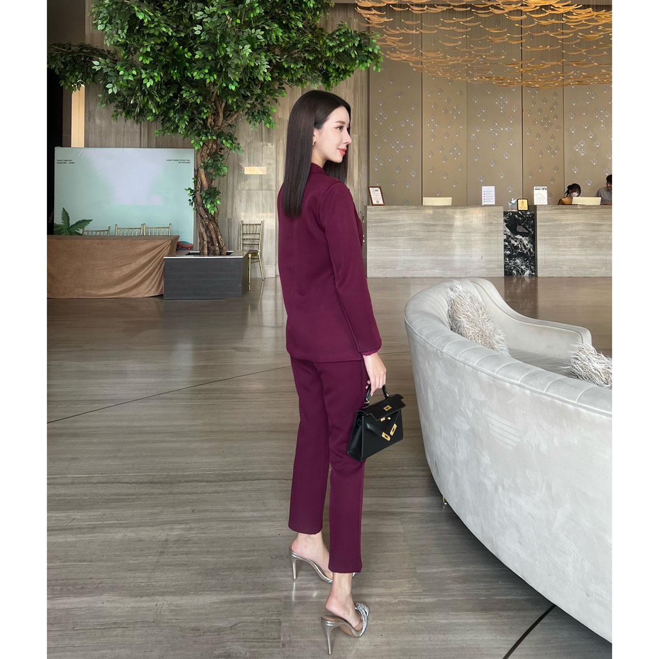 kudapy ชุดเซ็ท Blazer+กางเกง ผ้าดี เสื้อสูทมีซับในอย่างดี แต่งกระดุมผ้าเดียวกับสีชุด คู่กับกางเกงขายาวใส่สบาย