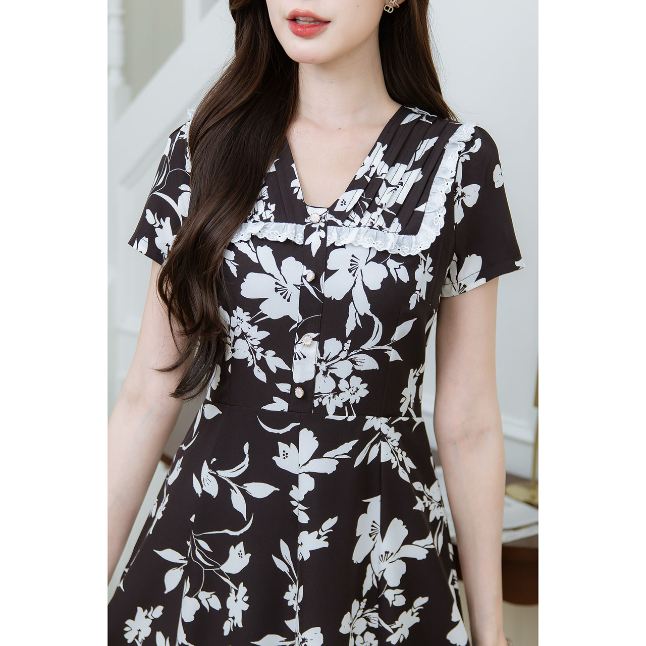 kudapy เดรสลายดอก มีดีเทลตีเกล็ดแต่งผ้าปักช่วงคอ ช่วงอกเป็นกระดุมแต่ง กระโปรงเย็บหลายชิ้นต่อกัน