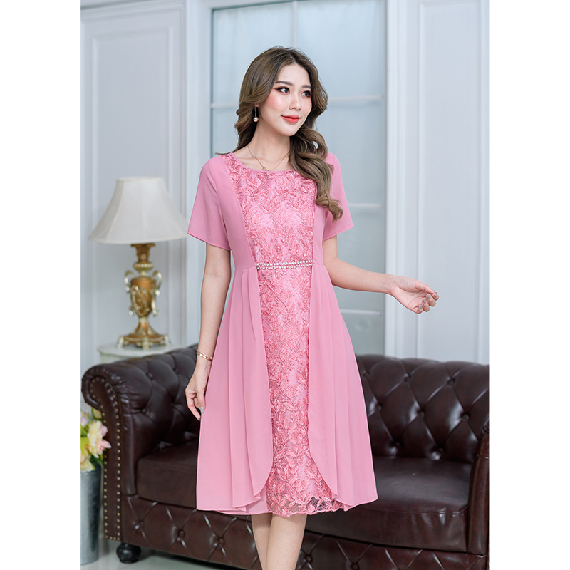 kudapy เดรสสั้นสีชมพู/สีเขียวพาลเทล ดีไซน์เก๋มีดีเทลผ้าลูกไม้เงาด้านหน้า และคลุมด้วยชิฟฟ่อน เหมือนใส่เป็นเสื้อคลุมสองชิ้นแต่เป็นเดรสชิ้นเดียว