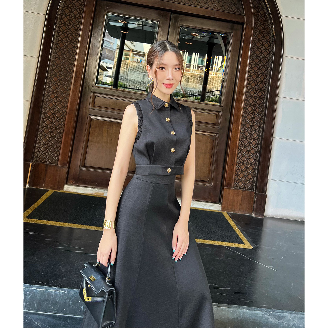 kudapy ชุดเซ็ทเสื้อ+กระโปรงยาว ตัวเสื้อออกแบบให้ดูเกร๋ที่แขนเสื้อ กระดุมดอกไม้ทองเป็นกระดุมจริง ปกเสื้อทรงแหลม