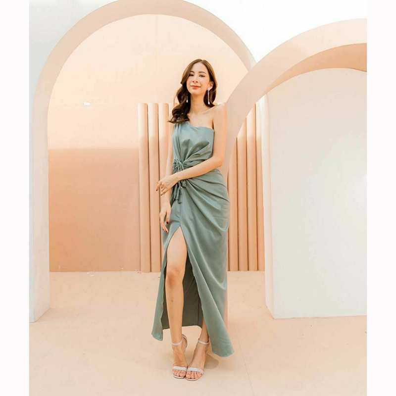 kudapy เดรสยาวสีเขียวมิ้น/สีชมพู/สีชาไทย ไหล่เฉียงสไตล์ เพิ่มลูกเล่นและดีเทลด้วยสายเปียถักเพิ่มความ chic แต่แฝงไปด้วยความเรียบหรู