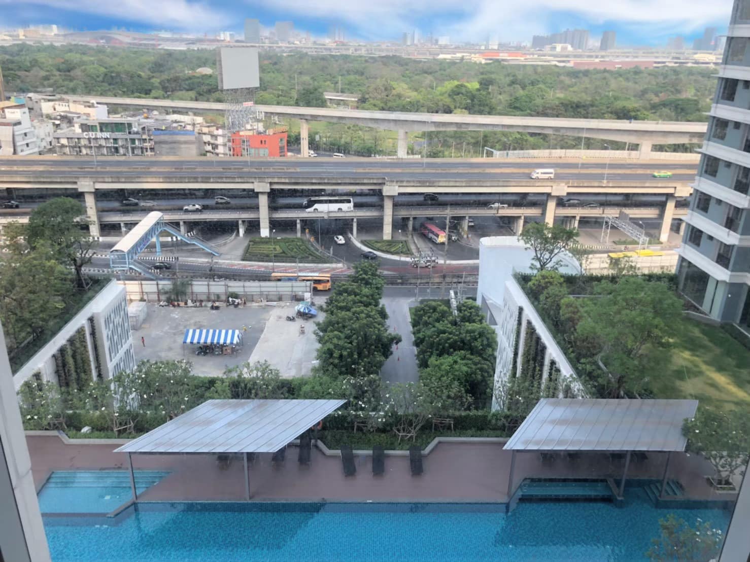 ให้เช่า เดอะ เซนต์ เรสสิเด้นเซส วิวสระห้องพร้อมอยู่มีเครื่องซักผ้า