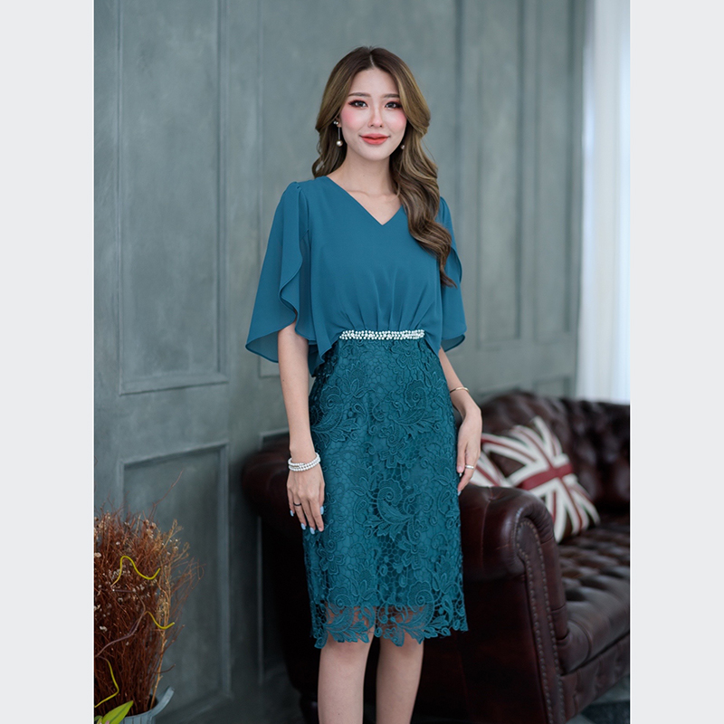 kudapy เดรสสั้นแต่งระบายไหล่ผ้าชีฟอง คอวีสีชมพู/สีเขียวเข้ม แต่งดีเทลเพิ่มความหวานช่วงเอวด้วยการปักมุกด้วยน๊า