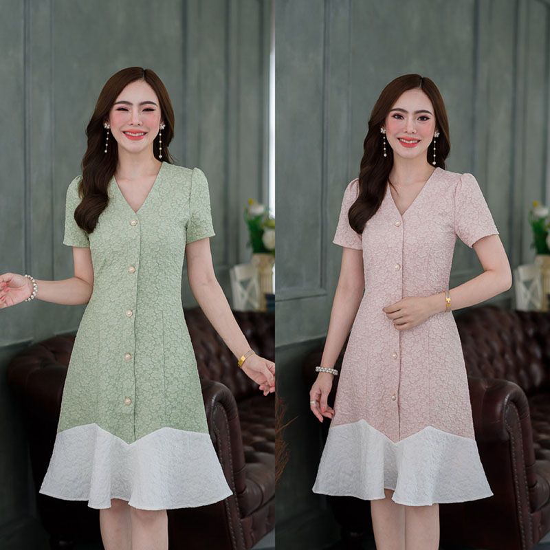kudapy เดรสสั้นสีเขียว/สีชมพู ทูโทน เป็นผ้าปั๊มลายดอกนูน สวยมีมิติ ดีเทลแต่งกระดุม ปลายกระโปรง แต่งเป็นเคริฟสวยเก๋
