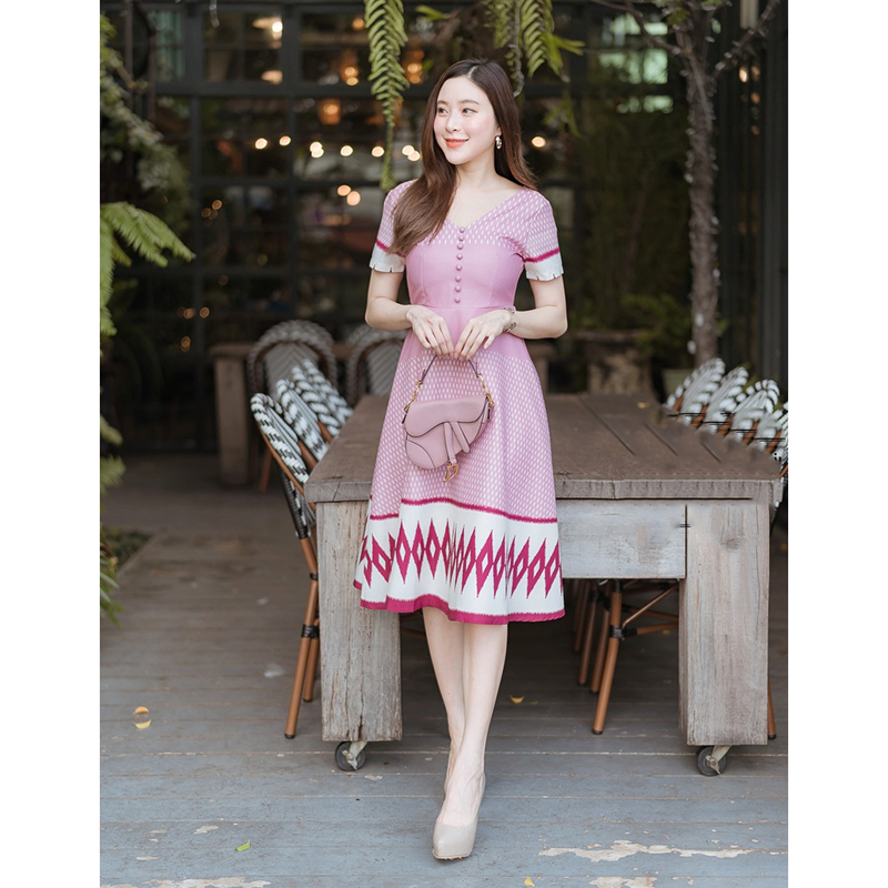 kudapy เดรสสั้นผ้าไทยแขนสั้นคอวีกระดุมหน้าสีแดง/สีชมพู กระโปรงบานผ้าไทย