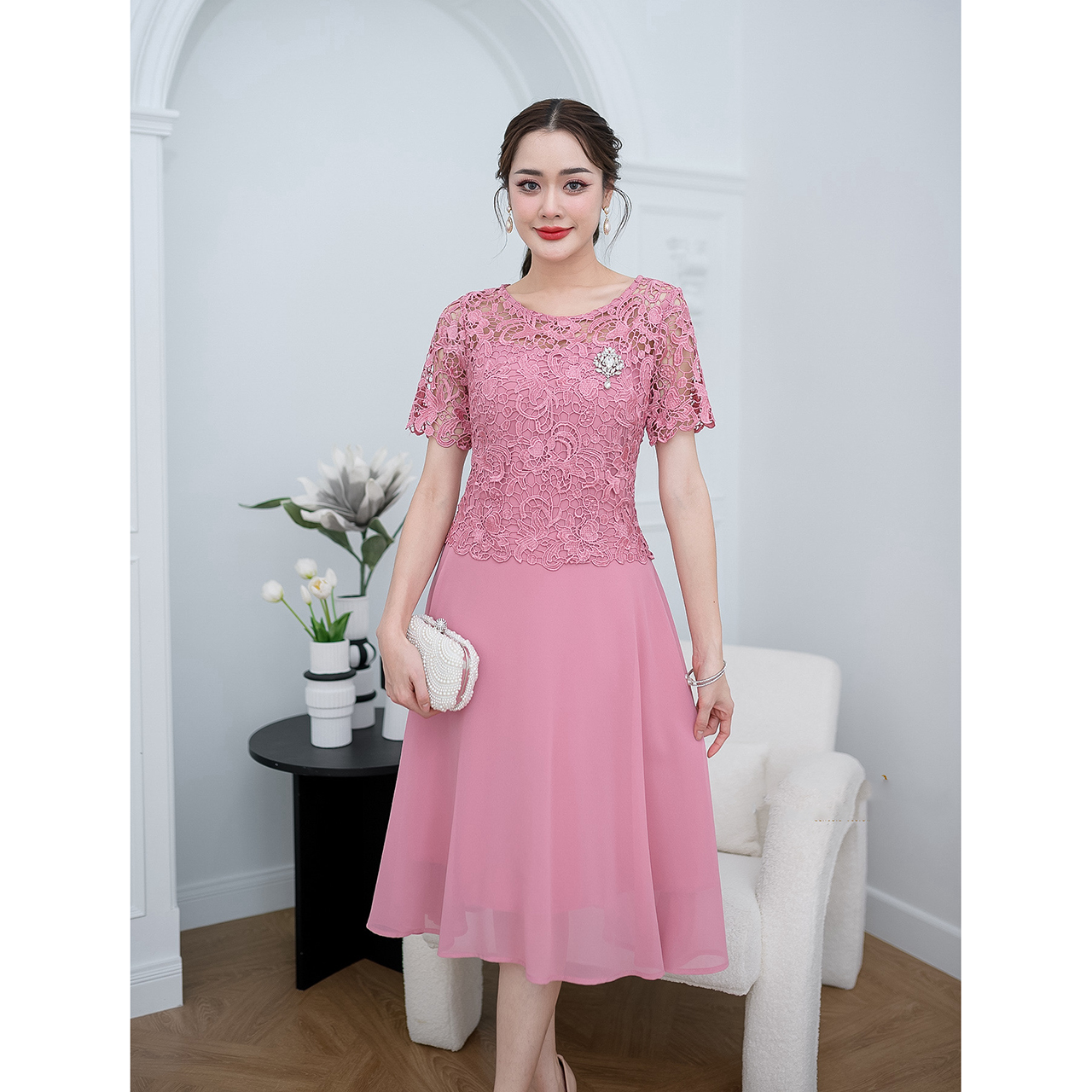 kudapy เดรสราตรีสั้นสีเทา/สีชมพูกลีบบัว ด้านบนเป็นดีไซน์เสื้อลูกไม้แขนสั้น กระโปรงผ้าชิฟฟ่อนพริ้วสวย ทรงบานสวิง