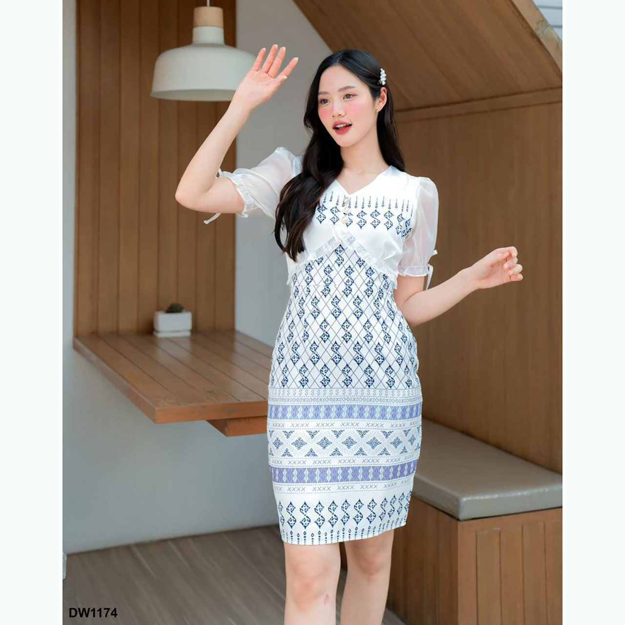 kudapy เดรสสั้นสีขาว/สีชมพู/สีฟ้า ลายไทยแต่งแขนผูกโบว์