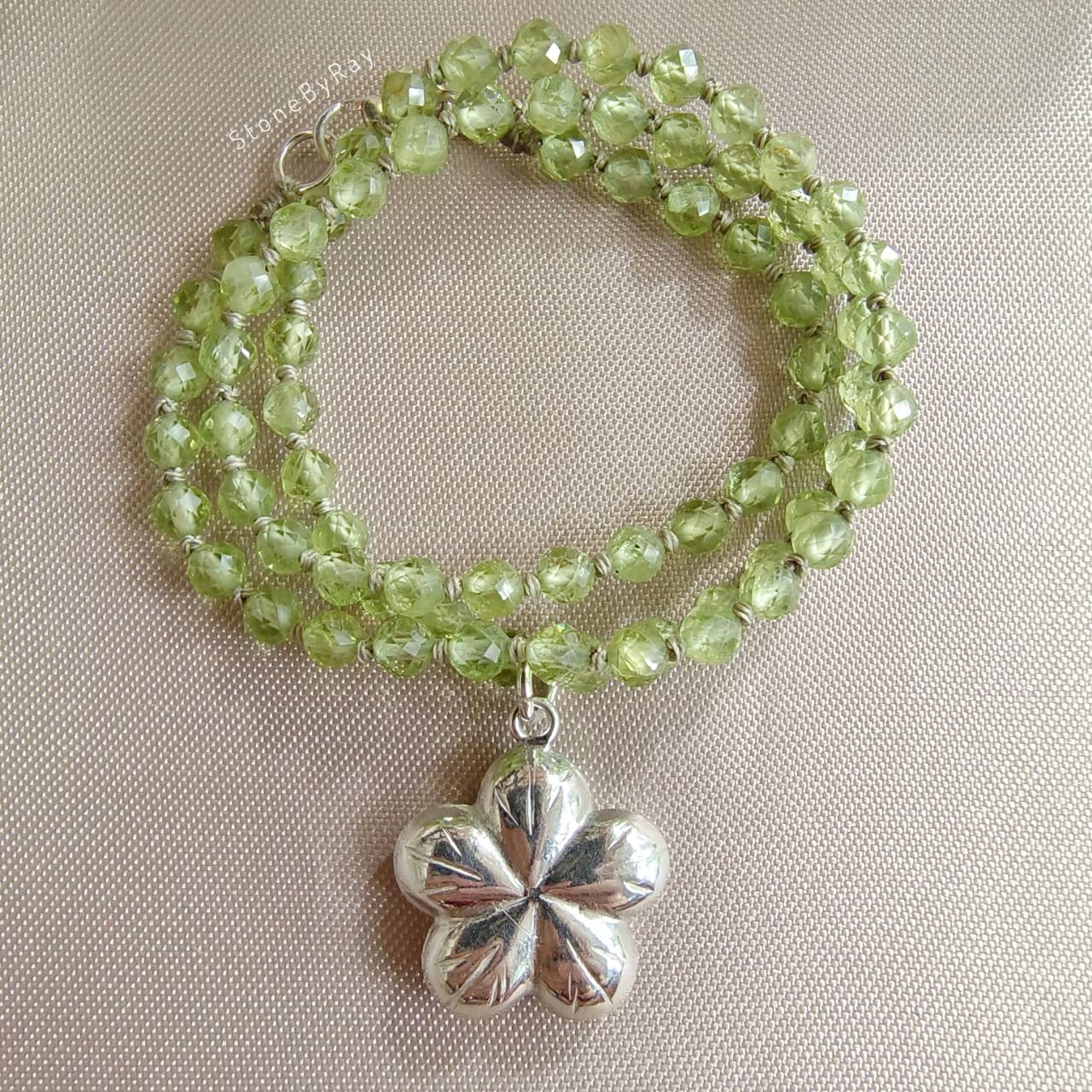 สร้อยคอเพอริดอทเจียรเหลี่ยมจี้เงินแท้รูปดอกไม้ Peridot