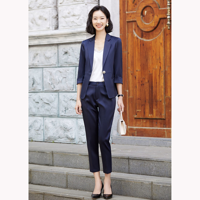 kudapy ชุดสูททำงานผู้หญิงสีชมพู/สีกรมเข้ม ปกป้านแขนห้าส่วนพร้อมกางเกง จุดเด่นของชุดนี้คือได้ลุคที่สดใส