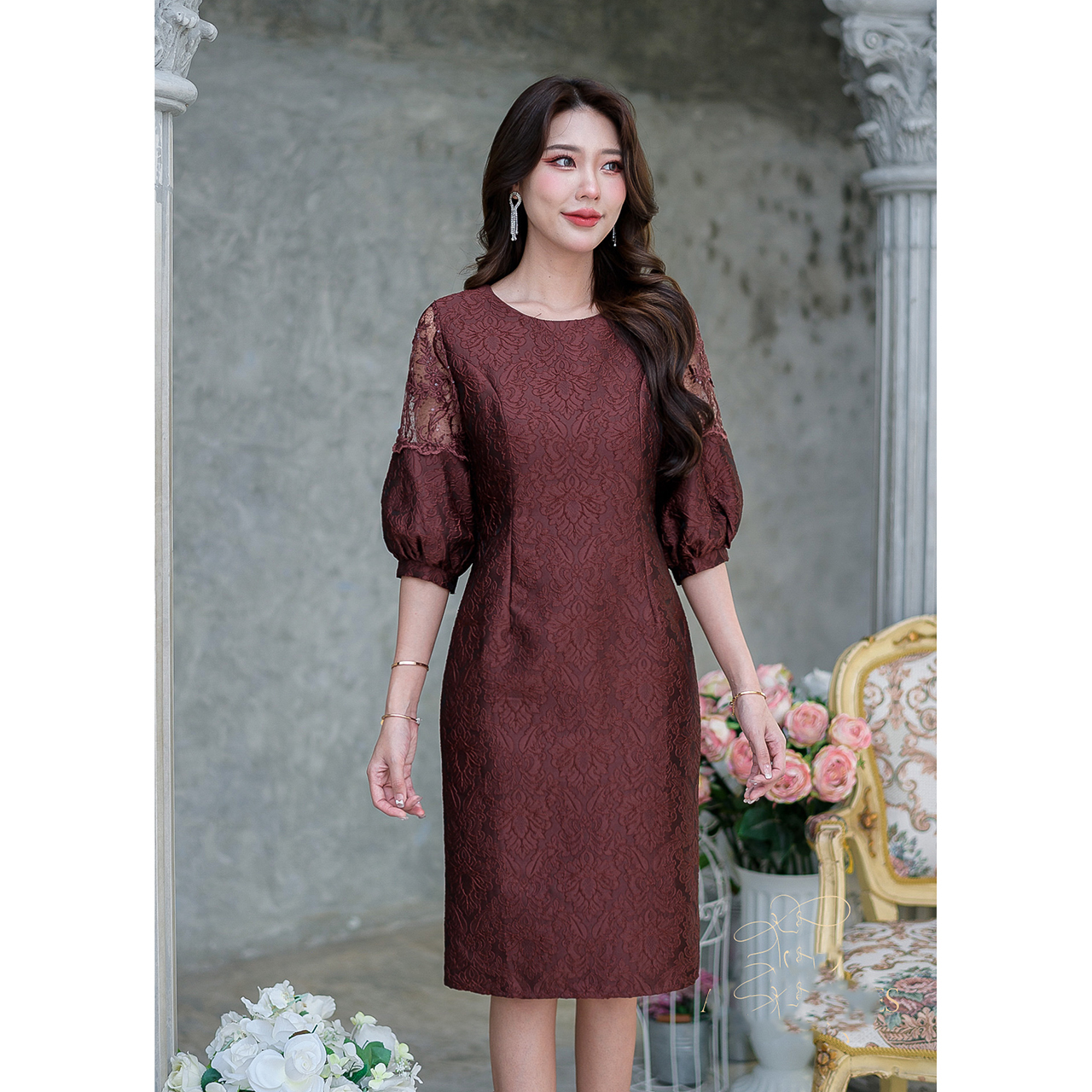 kudapy เดรสสั้นสีน้ำตาล บอลลูนทรงสวยสุดฮอต ป็นผ้าลายไทย เนื้อผ้า jacquard ลายนูน ช่วงแขนตัดเย็บทรงบอลลูนจั้มปลายแขน ความพองของช่วงแขนสวยกำลังดี