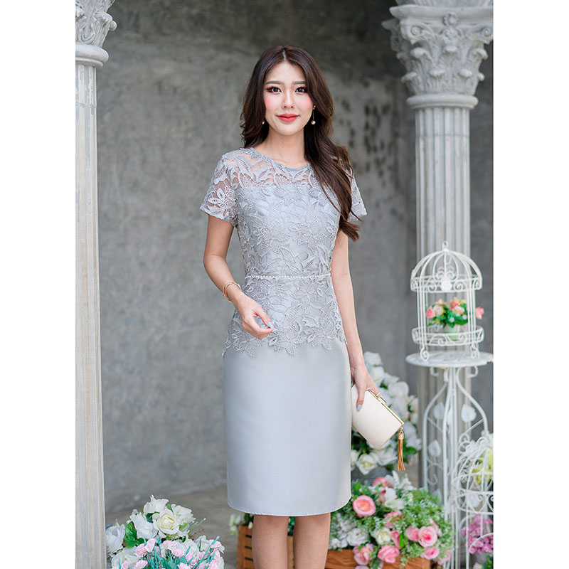 kudapy เดรสสั้นสีชมพู/สีเทา/สีม่วง ลูกไม้เงาทอลายแน่นสวย ลูกไม้คัดเกรด ซูมดูเนื้อผ้าได้เลย ป็นทรงแขนสั้น เอวต่อ แต่งเชิงผ้าสวยช่วงปลายเสื้อ รอบเอวประดับด้วยมุกหวาน