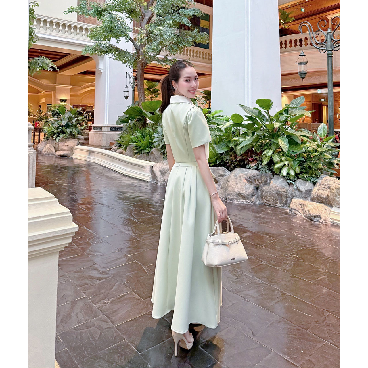 kudapy ชุดเซ็ทเสื้อทรงครอป กระดุมจริงรูปดอกไม้สีเงิน แต่งปกสีขาว มาพร้อมกับกระโปรงยาวซิปหลัง แต่งกระเป๋าหลอกด้านหน้า