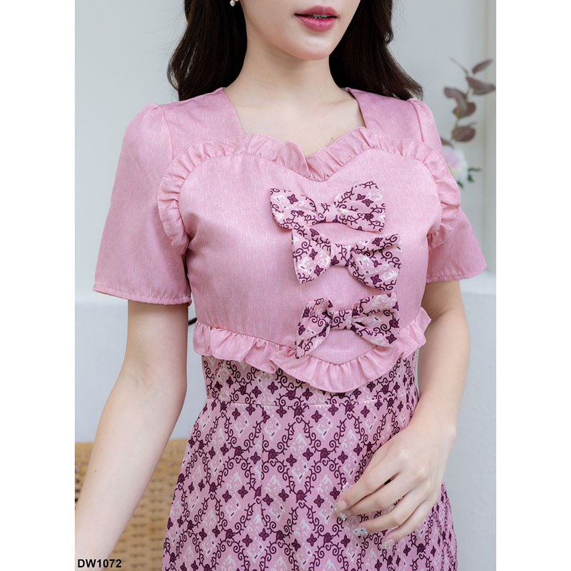 kudapy เดรสสั้นสีชมพู/สีกรม ผ้าพิมพ์ลายไทยตะขอ แต่งโบว์กลางอก ทรงสวย เป็นงานซิปซ่อนด้านหลัง สามารถใส่ไปทำงานได้