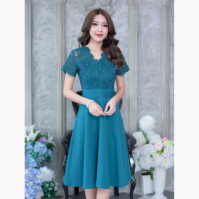 kudapy เดรสสั้นคอหยักตัววีสีเขียวอมฟ้า/สีม่วง คอวีแขนสั้น เสื้อลูกไม้ ดีไซน์แบบสวยดูแพง เป็นการออกแบบผสมผสานผ้าลูกไม้ปักเงาเล่นเชิงผ้าช่วงคอและชายแขนเสื้อ ด้านหน้าแต่งกระดุมเล็กๆ