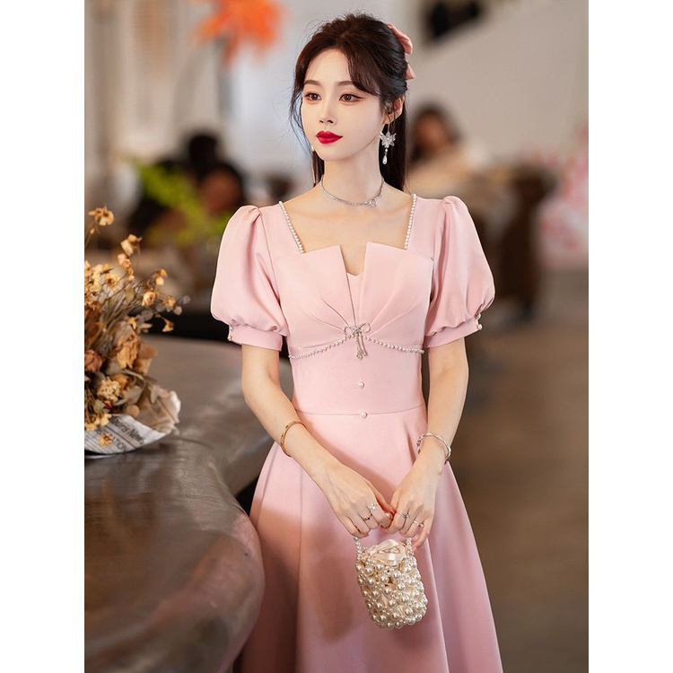 kudapy (พรีออเดอร์ 15-30 วัน) ชุดราตรีไปงาน ชุดราตรีสีชมพู เดรสสั้นสีชมพูใส่ออกงาน คอวี แขนสั้นทรงตุ๊กตาจั้มลายแขน