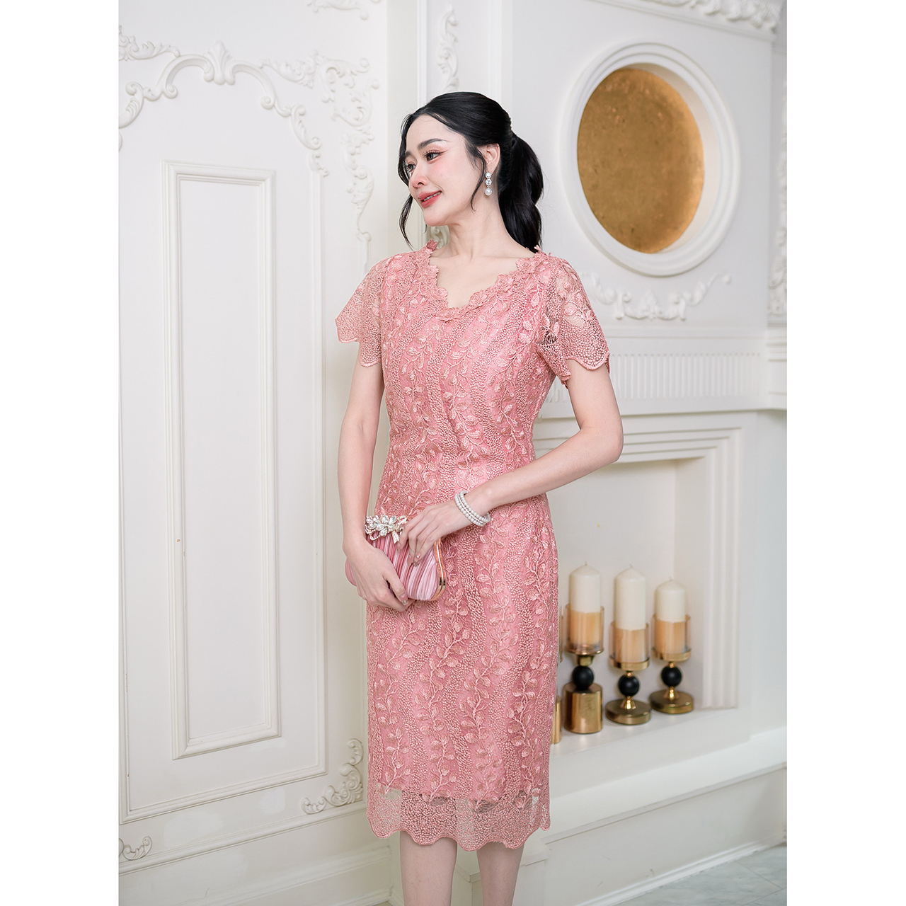 kudapy เดรสลูกไม้คอวีดอกไม้ ผ้าผสมเลื่อมสวยงาม รอบคอเราตกแต่งดอกไม้รอบคอ มีซับในทั้งชุด แต่งซิปหลัง