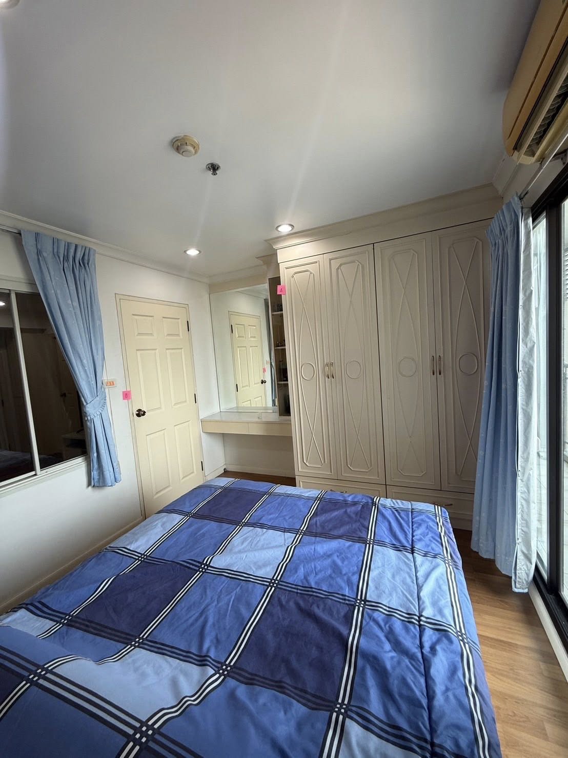 ให้เช่าคอนโด Lumpini Place Narathiwas - Chaopraya (ลุมพินี เพลส นราธิวาส - เจ้าพระยา) High Rise โซนพื้นที่ พระราม3 📍 ห้องแบบ 1ห้องนอน / 1ห้องน้ำ / โซนครัวปิด · ขนาดห้อง 41 ตรม. ชั้น 22